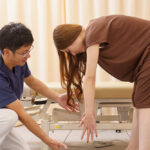 【シニア女性の腰痛】掃き掃除で腰が痛くなるのはなぜ？60歳代女性に多い「あるある」と対策方法をご紹介します【愛媛県西条市・新居浜市・いしだ鍼灸整骨院】