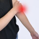 【お鍋を持ち上げた瞬間「ズキッ」 】肘の外側の痛みを繰り返さないために知っておきたい「安全な手の使い方」と痛みのセルフケアをご紹介します。【テニス肘・外側上顆炎】愛媛県西条市・新居浜市・いしだ鍼灸整骨院